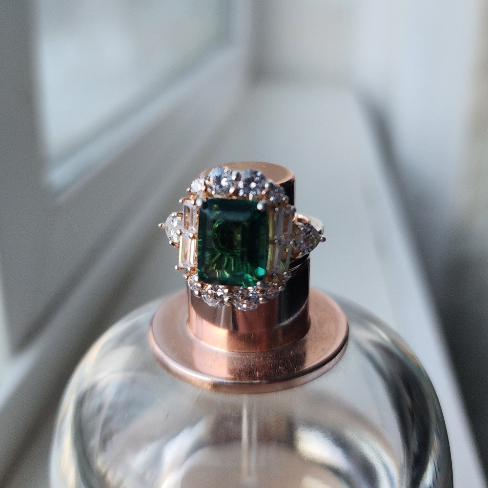Emerald Green Gemstone Ring Size 6 - image 5